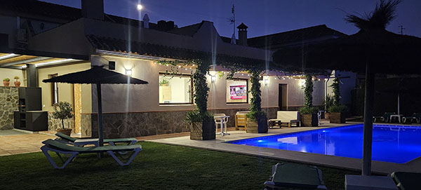 Terraza y piscina rodeada de vegetación y naturaleza