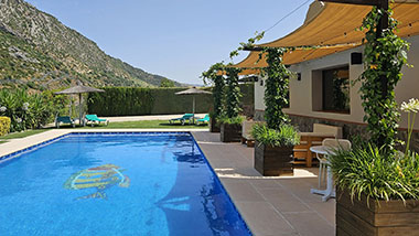 Terraza y piscina rodeada de vegetación y naturaleza