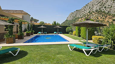 Terraza y piscina rodeada de vegetación y naturaleza