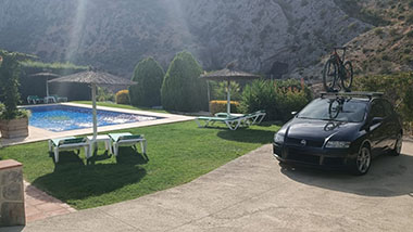 Terraza y piscina rodeada de vegetación y naturaleza